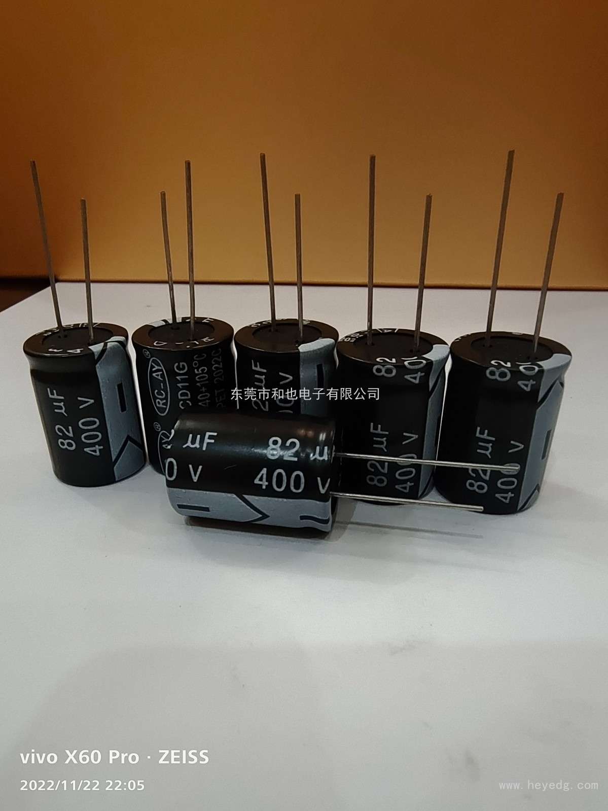 插件鋁電解電容：82UF/400V  18x27mm