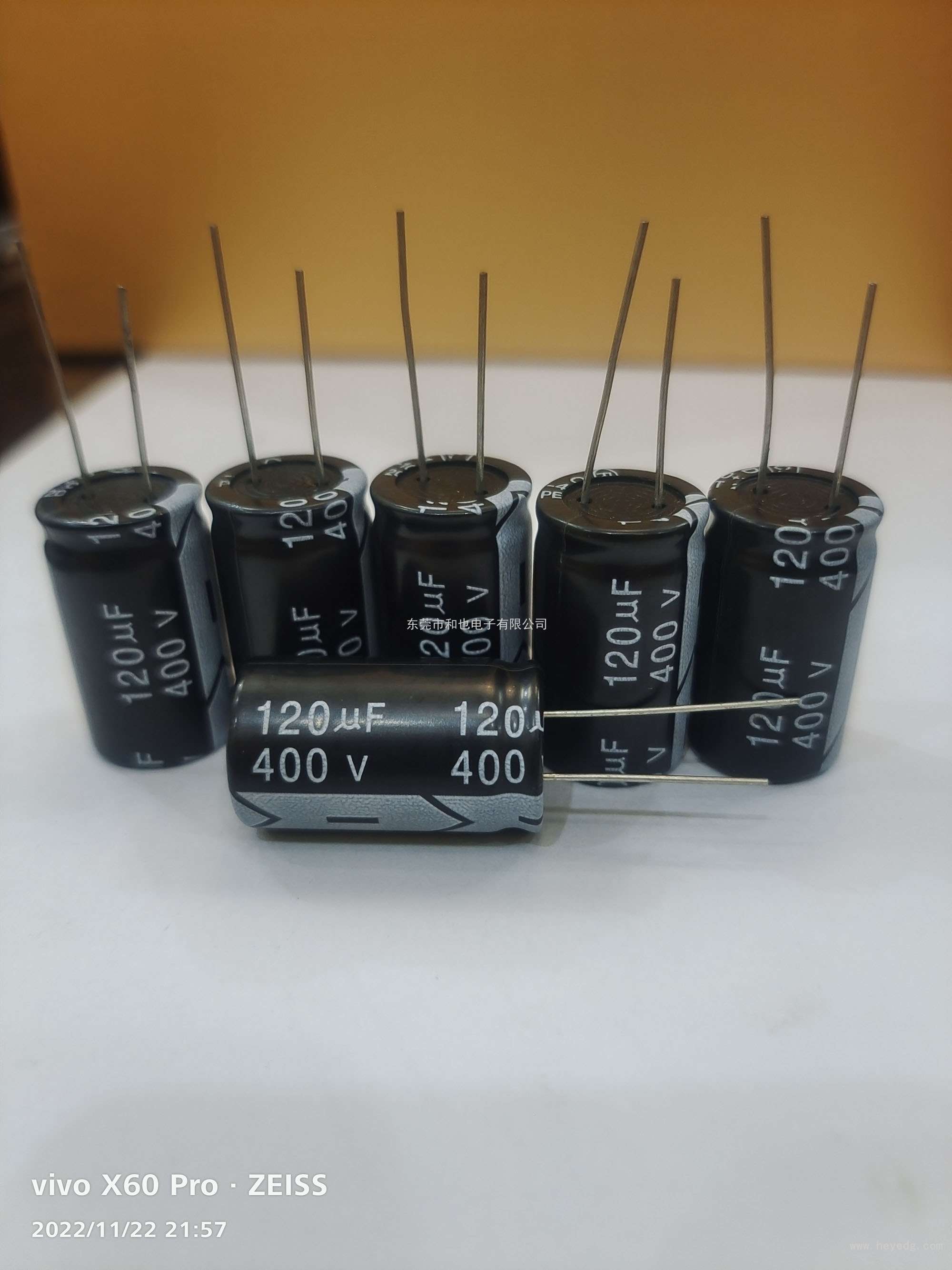 插件铝电解电容：120UF/400V  18x32mm