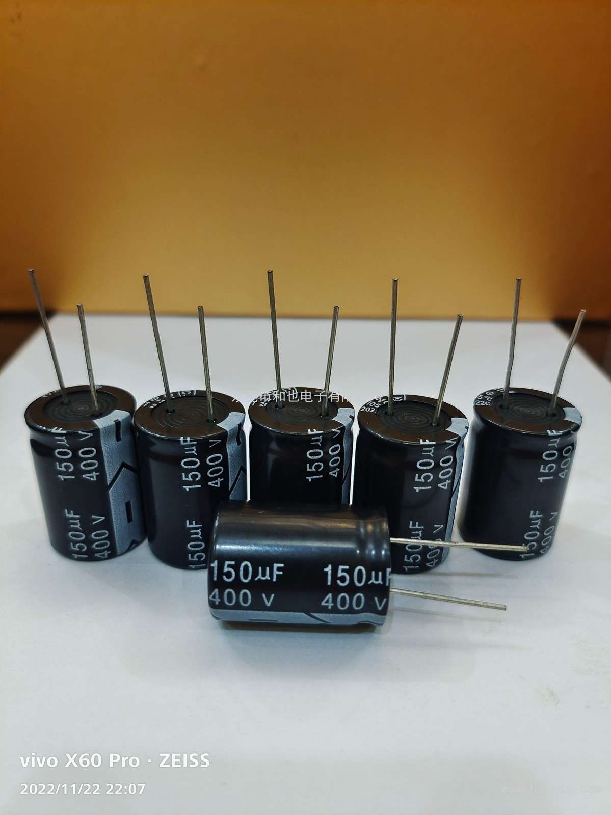插件鋁電解電容：150UF/400V  22x32mm